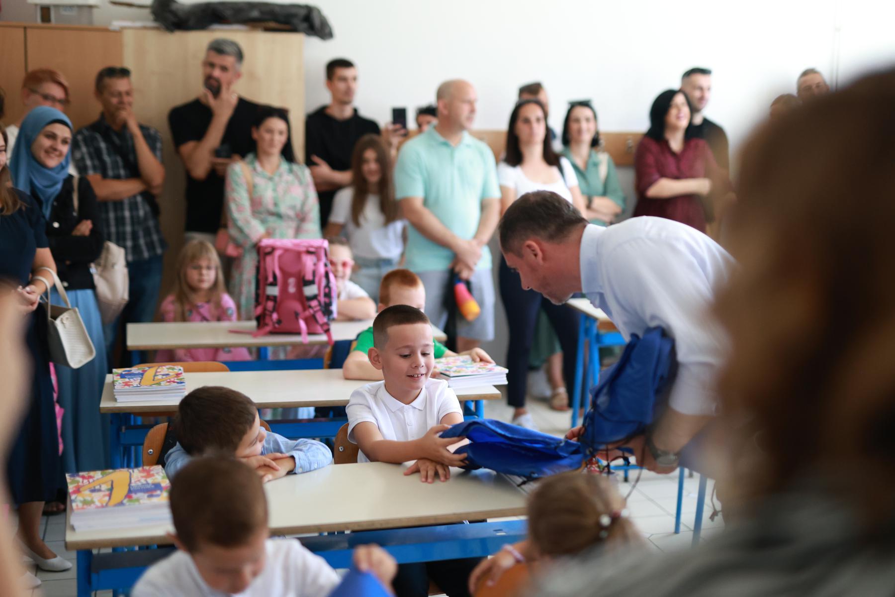 Grad Bihać dočekao 380 prvačića: Gradonačelnik uručio poklone