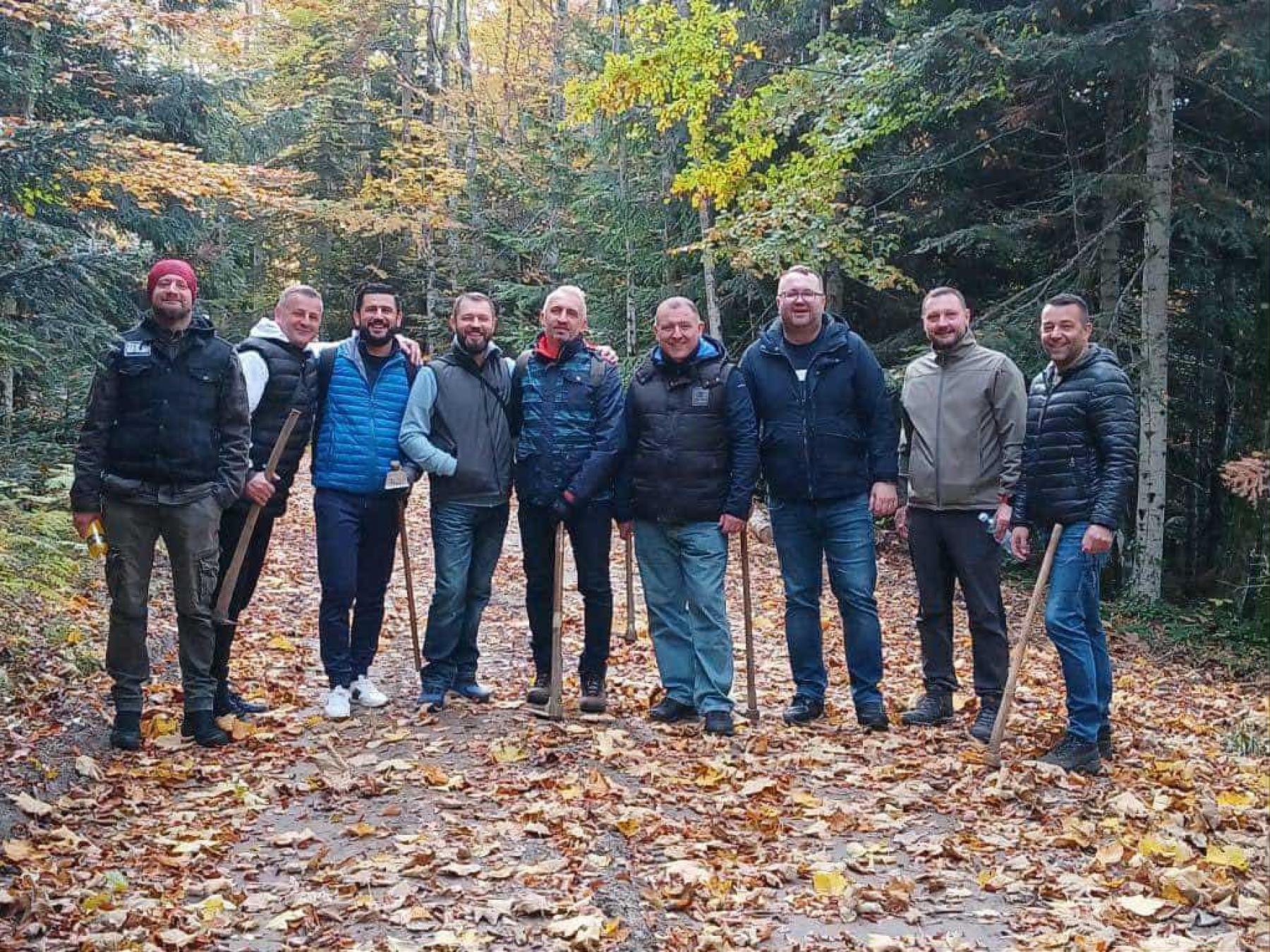 Ministar Alijanović i službenici Ministarstva poljoprivrede USK u akciji sadnje drveća