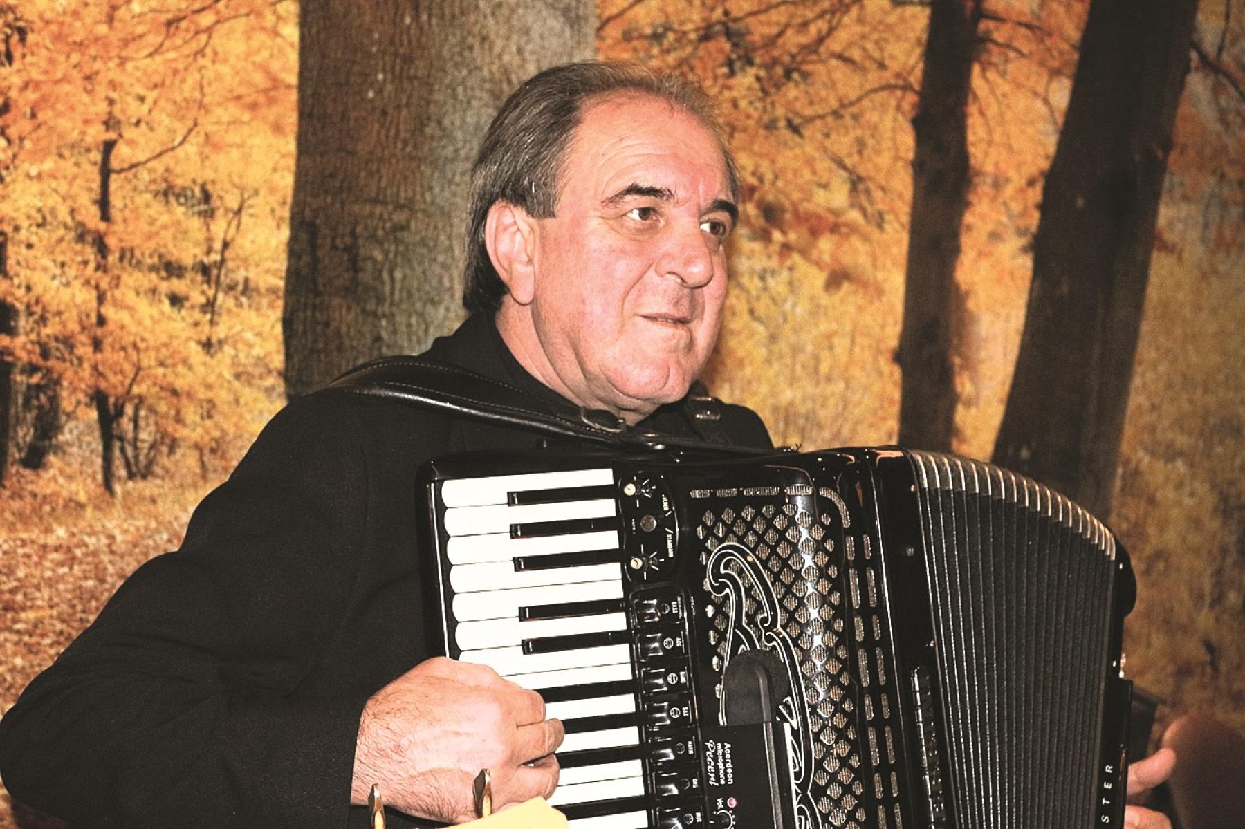 Dinko Mujanović, čovjek koji je Bihać zadužio harmonikom