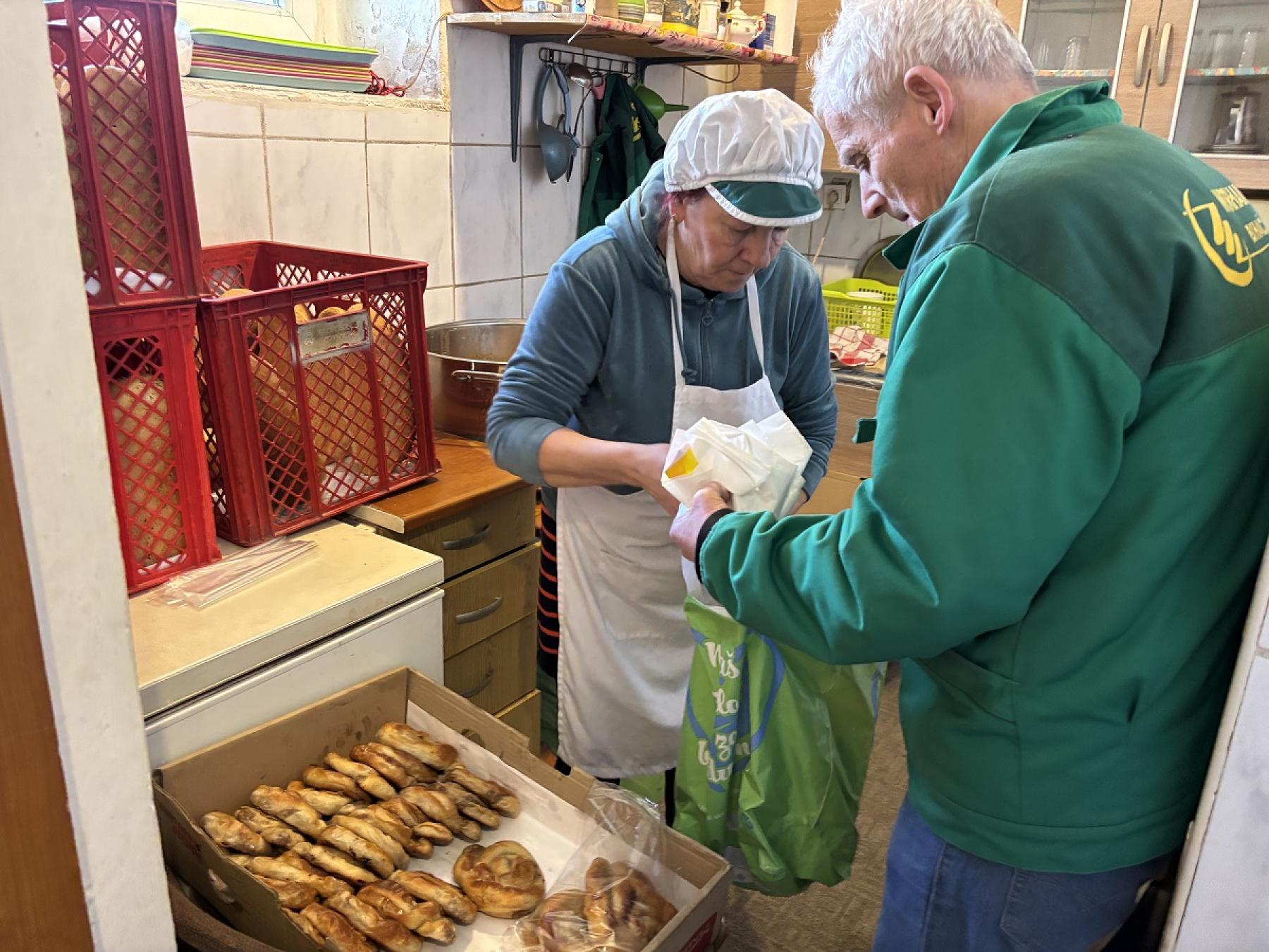 Ramazanska solidarnost: Porodica Mujkić obezbijedila 100 iftara za Merhametove korisnike