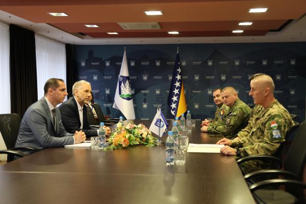 Elvedin Sedić i general EUFOR-a Laszlo Sticz razgovarali o sigurnosnim izazovima i migrantskoj krizi