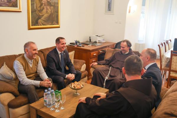 Gradonačelnik Sedić sa saradnicima posjetio Župni ured u Bihaću povodom nadolazećeg Božića
