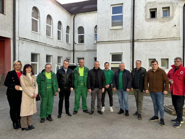 Bihaćki Merhamet podijelio 100 paketa pomoći socijalno ugroženim porodicama u Ključu u vrijednosti od 10 000 KM (FOTO)