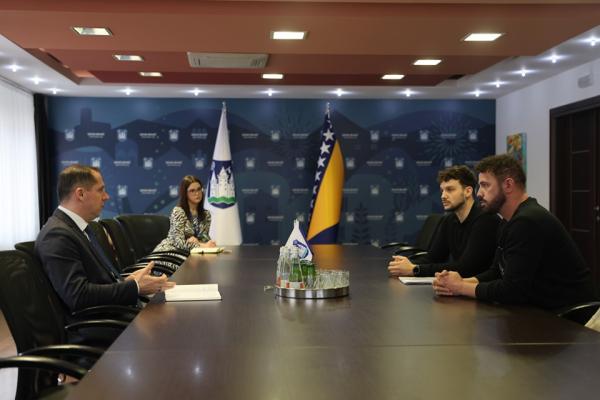 Sedić upriličio prijem za režisera i producenta filma koji istražuje posljedice rata