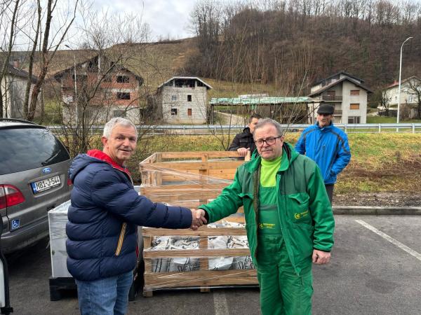 Merhamet Bihać podijelio 100 humanitarnih paketa u Bužimu (FOTO)