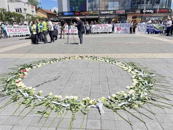 Prijedor: Dan bijelih traka obilježen bez incidenata, ali i bez pomaka u borbi za spomenik ubijenoj djeci