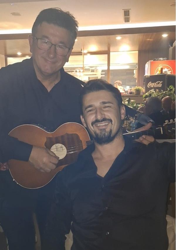 Muzičke note između stativa, od gitare do rock balade