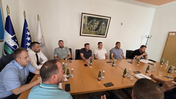 Ministar Alijanović u posjeti Ključu: Fokus na uređenju masovnih grobnica i unapređenju vodovodne infrastrukture