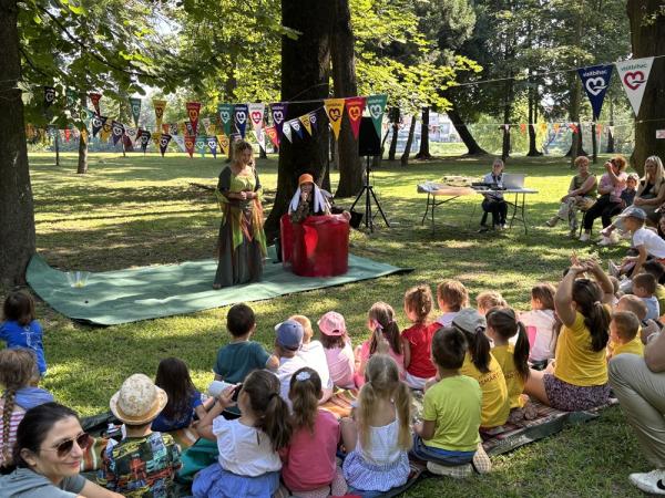 Gradski park Bihać oživio programom „U hladu kreativa“ za najmlađe