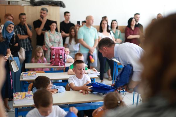 Grad Bihać dočekao 380 prvačića: Gradonačelnik uručio poklone