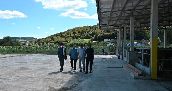 Federalni ministar Hrnjić posjetio farmu muznih krava „Zara“ u Velikoj Kladuši