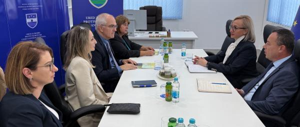 Šef Misije OSCE-a u BiH Richard Holtzapple posjetio Ured za borbu protiv korupcije USK